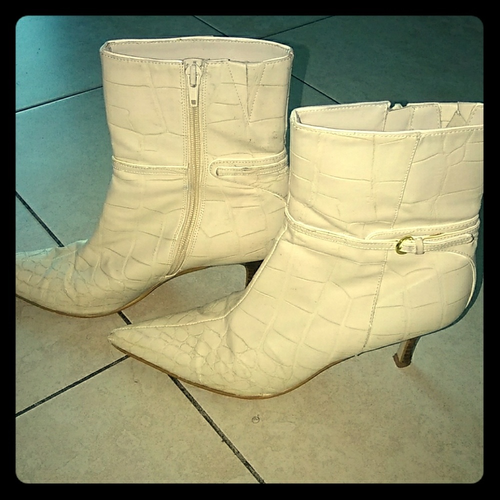 Pointed White heeled boots